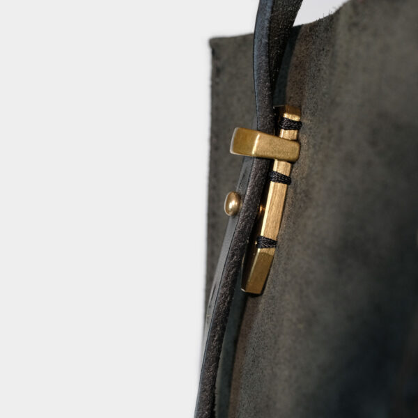 Pure brass hardware of the vibrant tote by Monolar