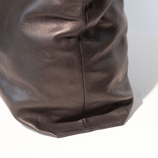Verarbeitung und Nähte der hochwertigen Leder pouch von Monolar in der Größe small