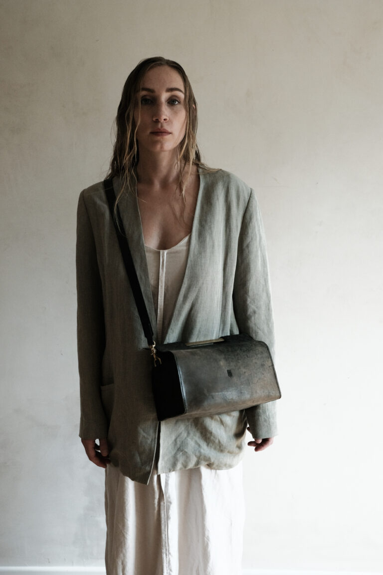 The brasshold 2 bag made of genuine leather is worn over the shoulder.