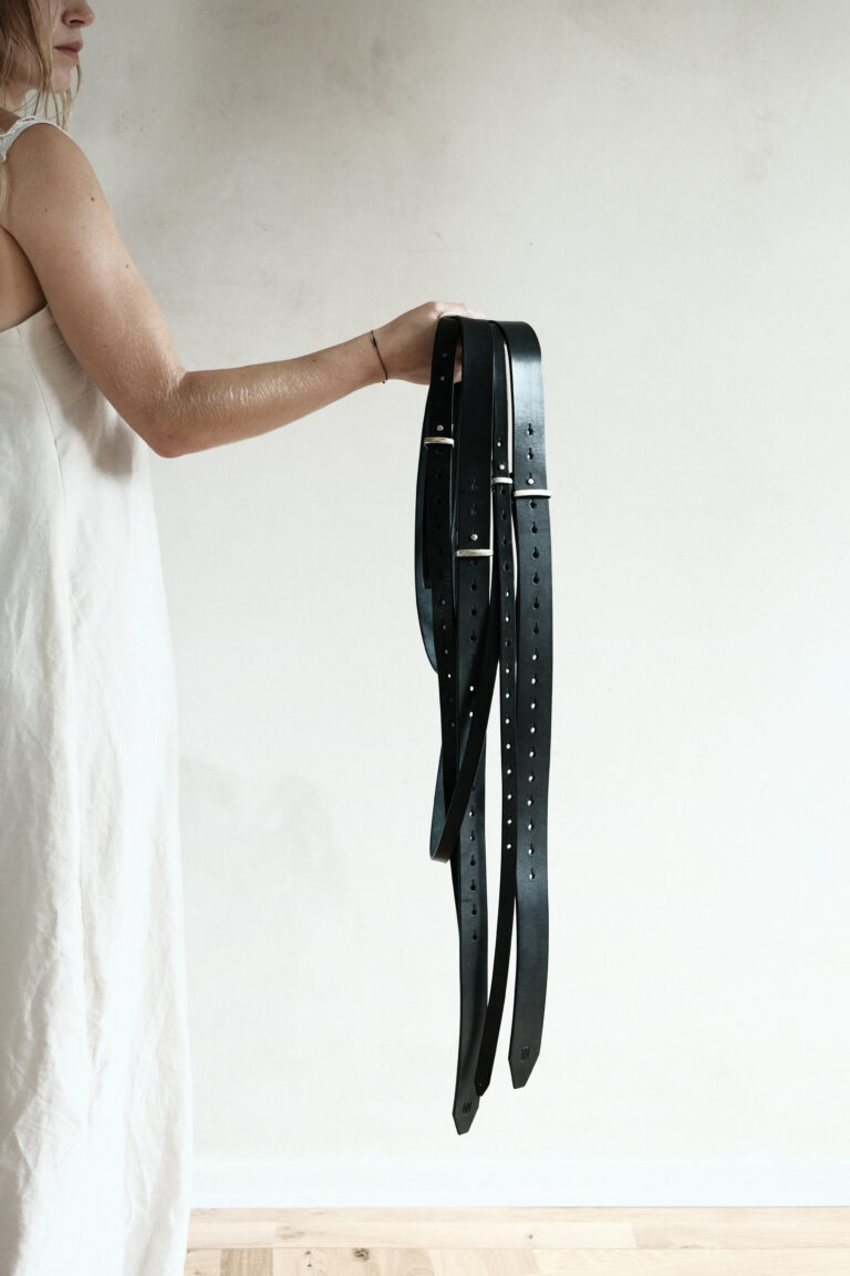signature belts in verschiedenen Größen und Breiten werden gemeinsam in der Hand gehalten.