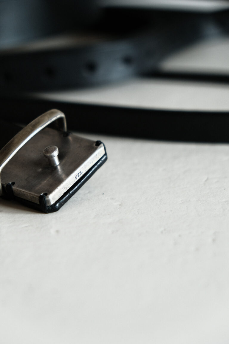 Verschluss des signature belts in der Ausführung mit silberner Hardware
